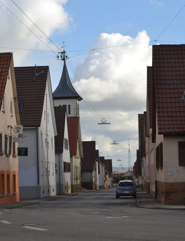 Blick vom Kelterplatz in die Waldenserstraße mit der Waldenserkirche