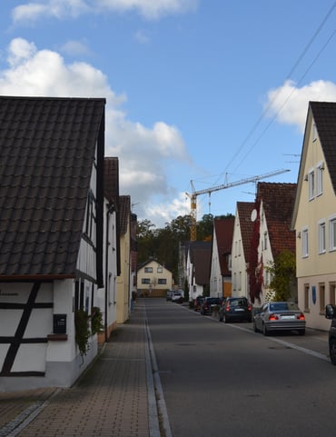 Blick vom Kelterplatz in die Weststraße - rechts, das Pfarrhaus mit Pfarramt, links, das Waldensermuseum