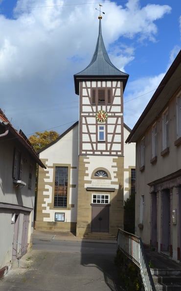 Die Waldenserkirche von der alten Schule aus gesehen, rechts das ehemalige Rathaus, links das ehemalige Pfarrhaus